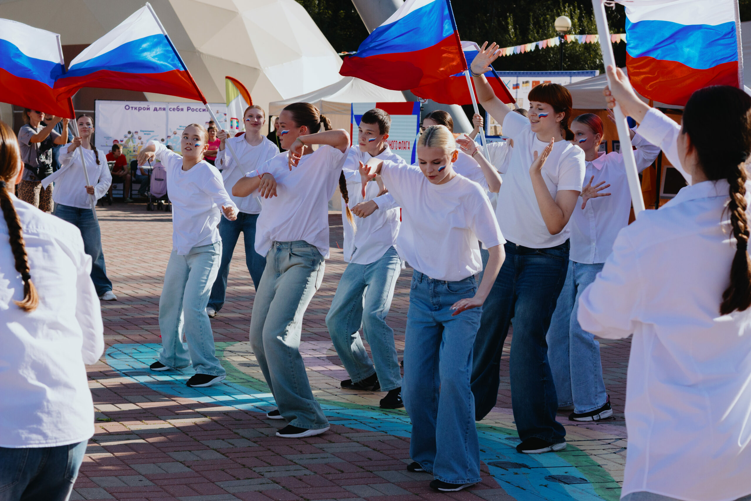 В Ярославле прошла всероссийская акция «Цвета Родины»