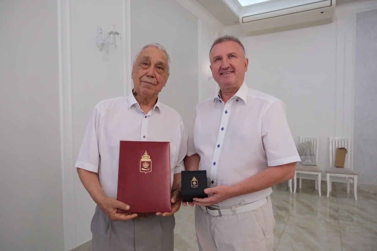 Депутаты областной Думы поздравили с 80-летним юбилеем Валентина Петракова
