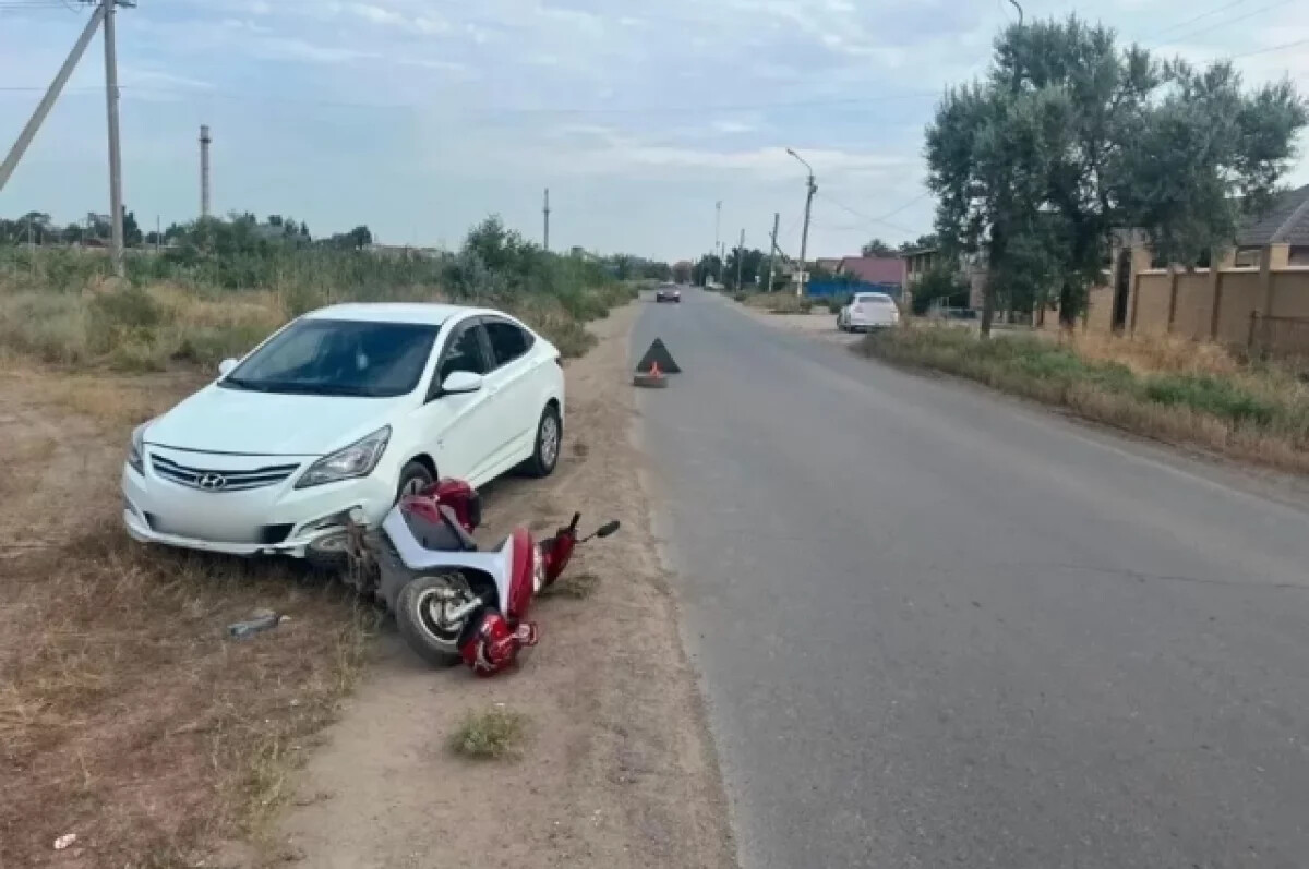 В Астрахани мопед столкнулся с Hyundai на улице Парижской Коммуны