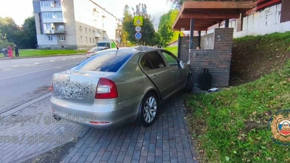В Калининградской области легковушка врезалась в автобусную остановку