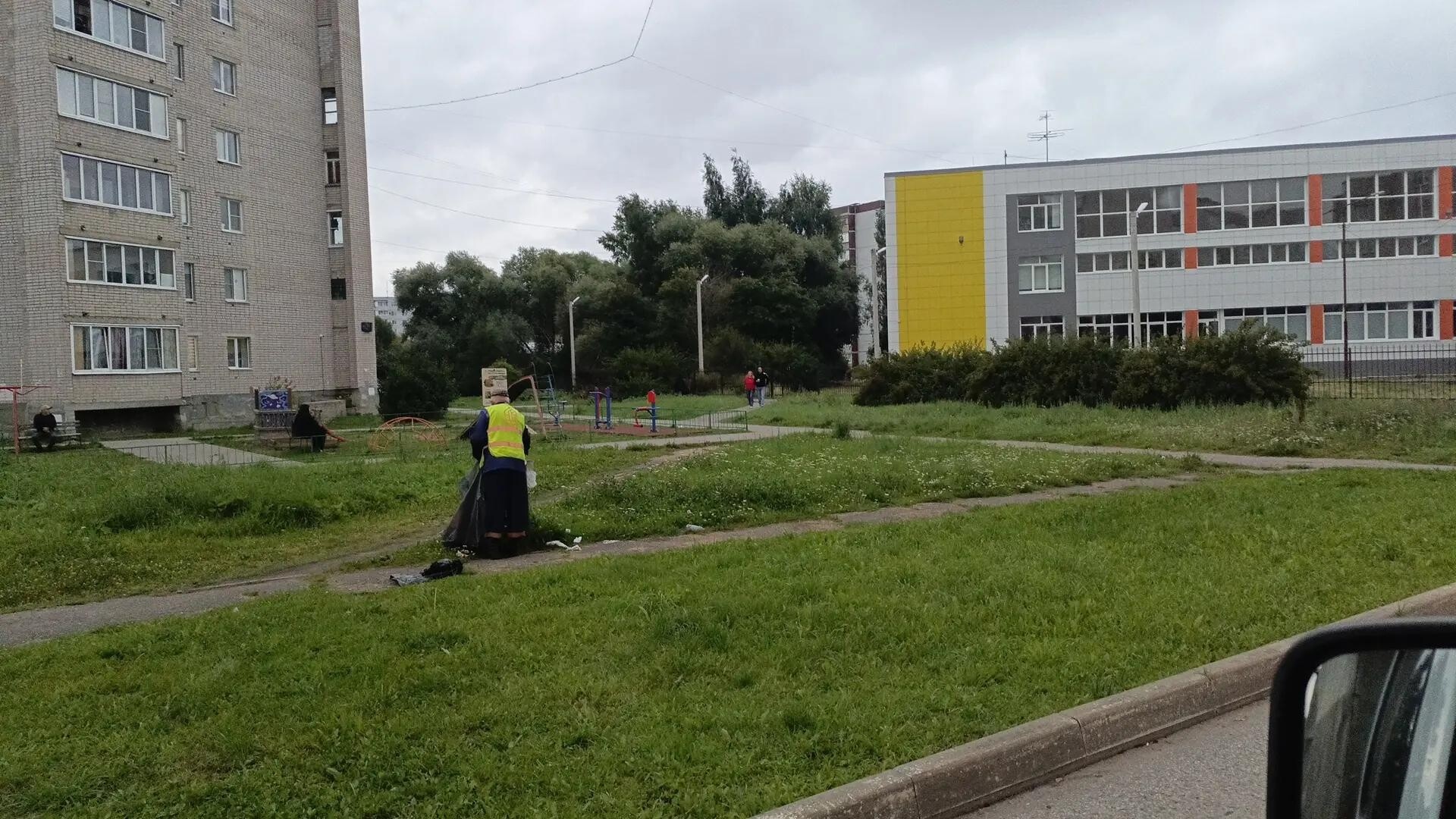 В Великом Новгороде приводят в порядок территории вблизи школ и институтов