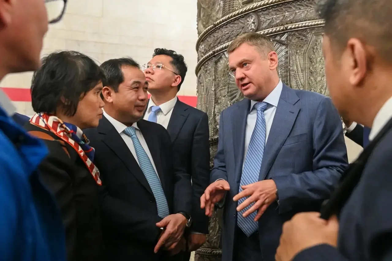 Поляков провел экскурсию по метро Петербурга для делегации из Ханоя