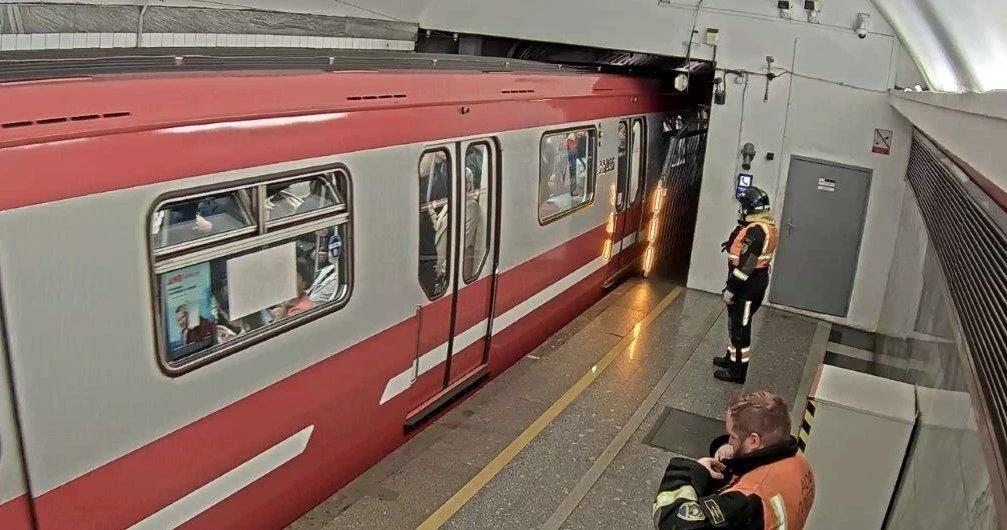 В Петербурге прокомментировали сбой движения поездов на «Чернышевской»