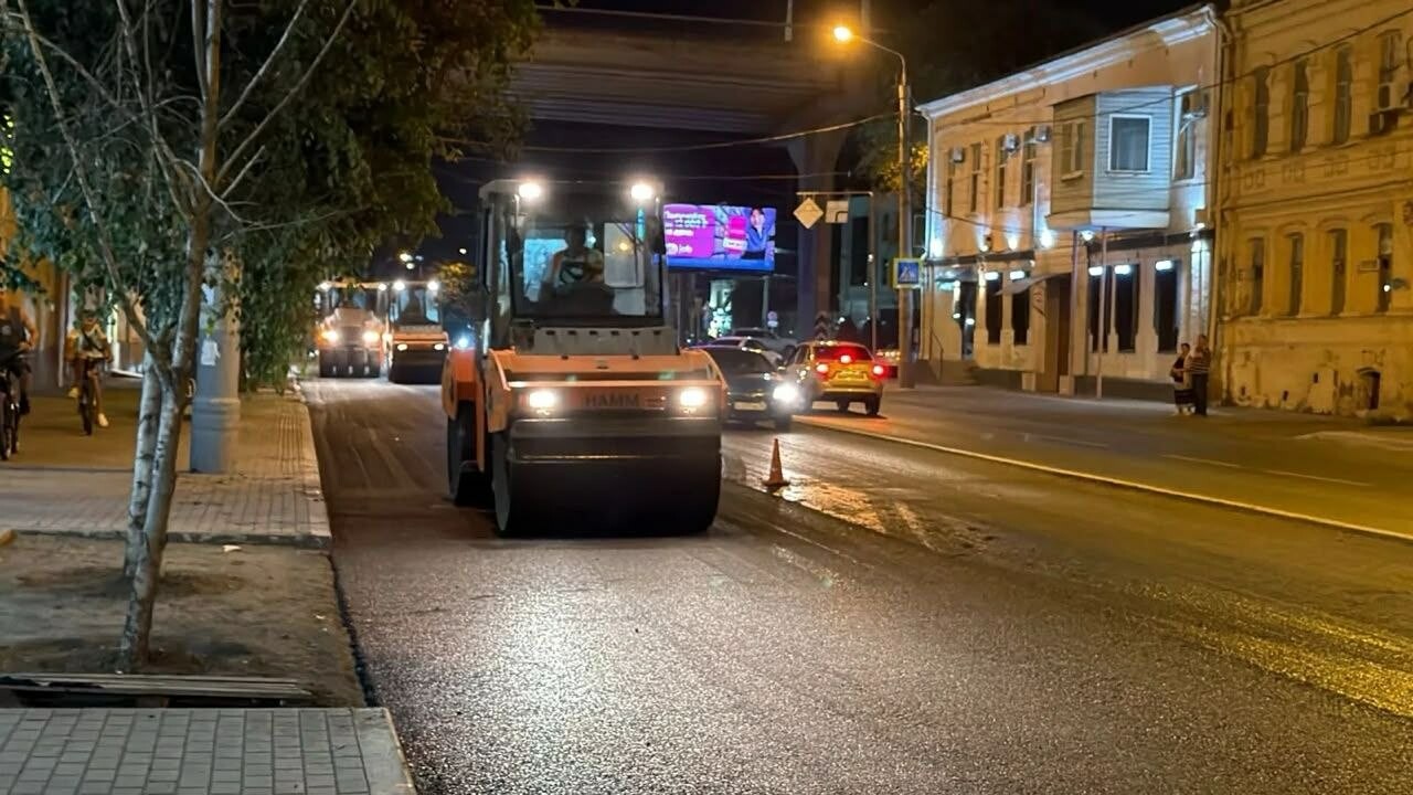 На улице Адмиралтейской в Астрахани обновляют дороги и тротуары