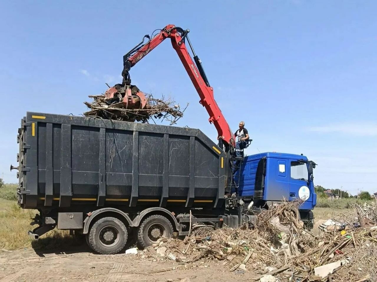 За первую половину августа с улиц Астрахани вывезли более 400 тонн мусора