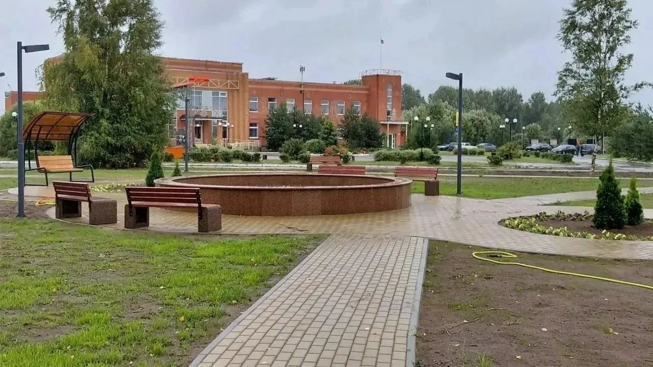 В Красноозерном открылся новый благоустроенный сквер