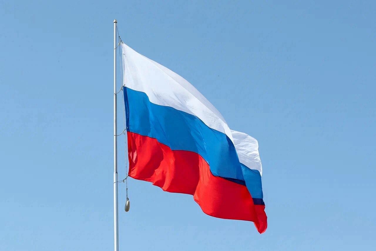 Игорь Бабушкин поздравил жителей Астраханской области с Днем флага России