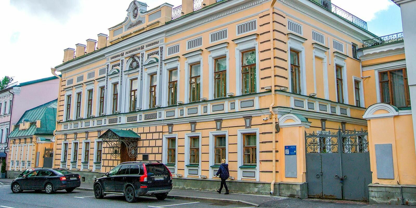 В усадьбе Прохоровых-Хлудовых в Москве начали реставрацию лепнины и мрамора