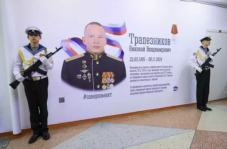 В мурманской гимназии открыли мурал в память о капитане Трапезникове