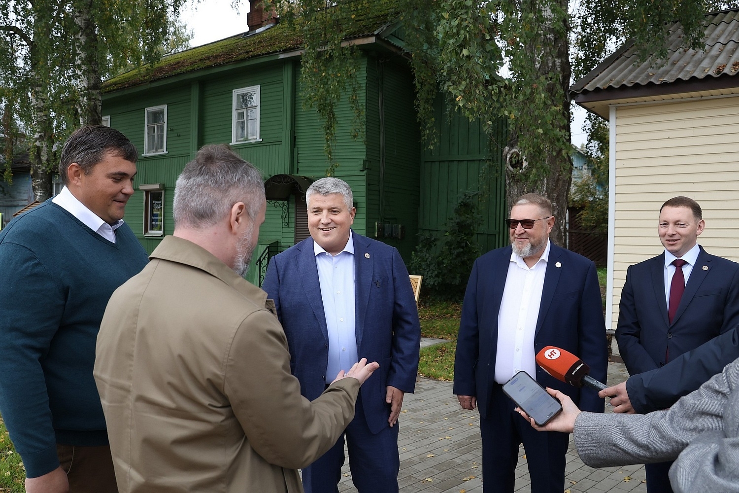 Дронов оценил благоустройство Базарной улицы в Любытине