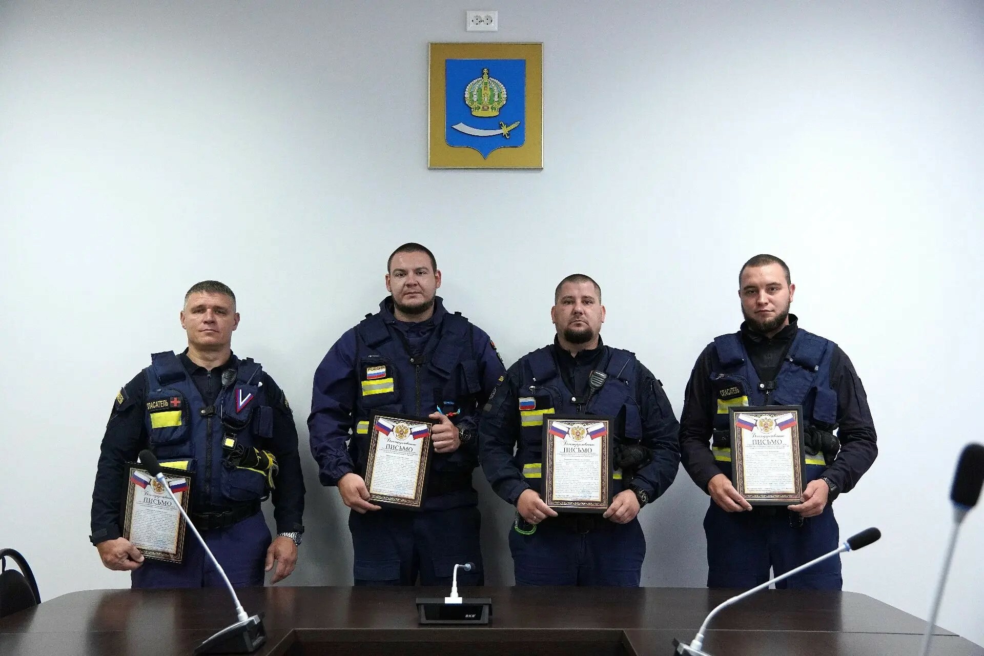 Дети оказались в ловушке на третьем этаже во время пожара в Астрахани