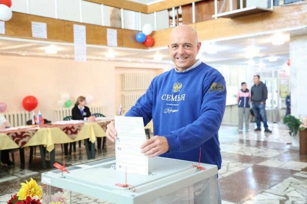 Спикер парламента Хакасии пришел на выборы в кофте с необычной надписью