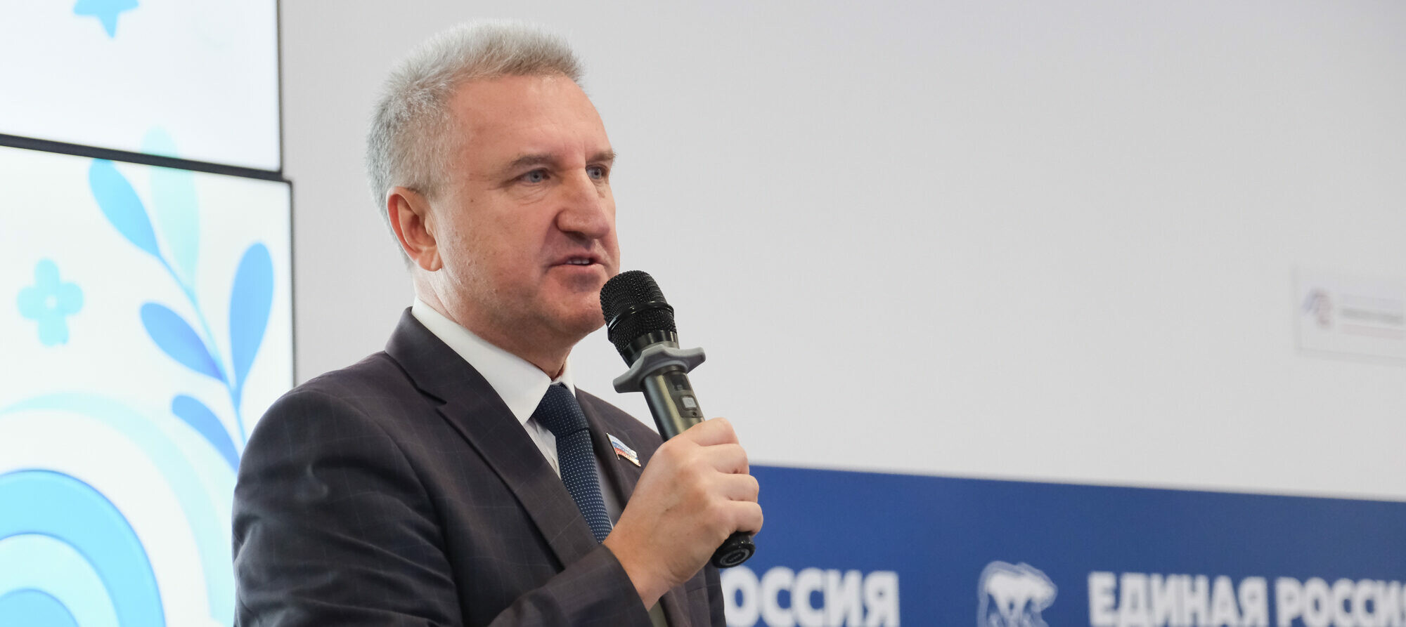 Олег Петелин наградил работников детсадов Астрахани