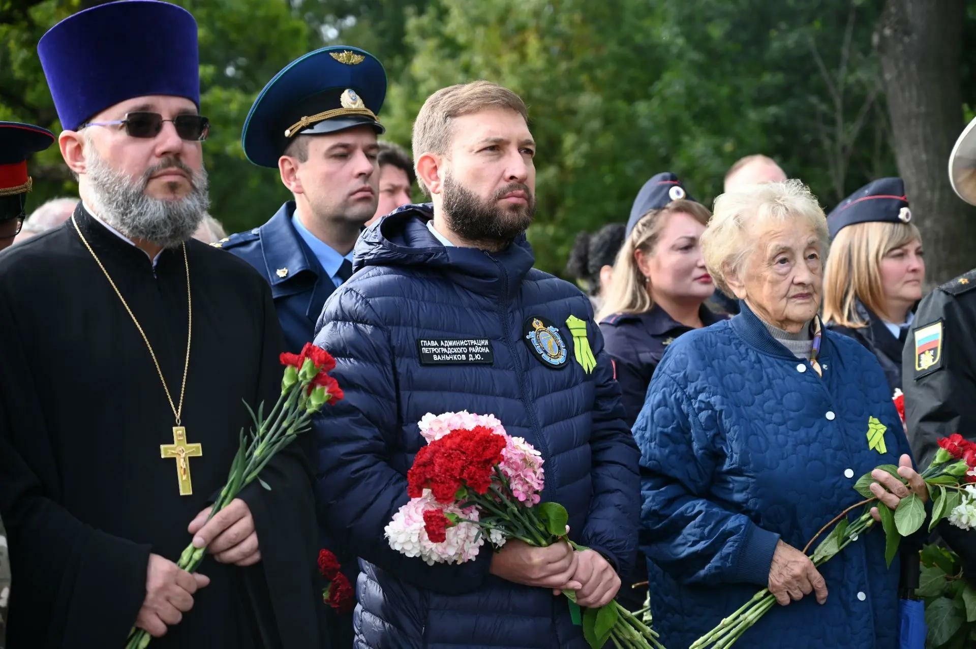 Ваньчков почтил память жертв блокады Ленинграда на Серафимовском кладбище