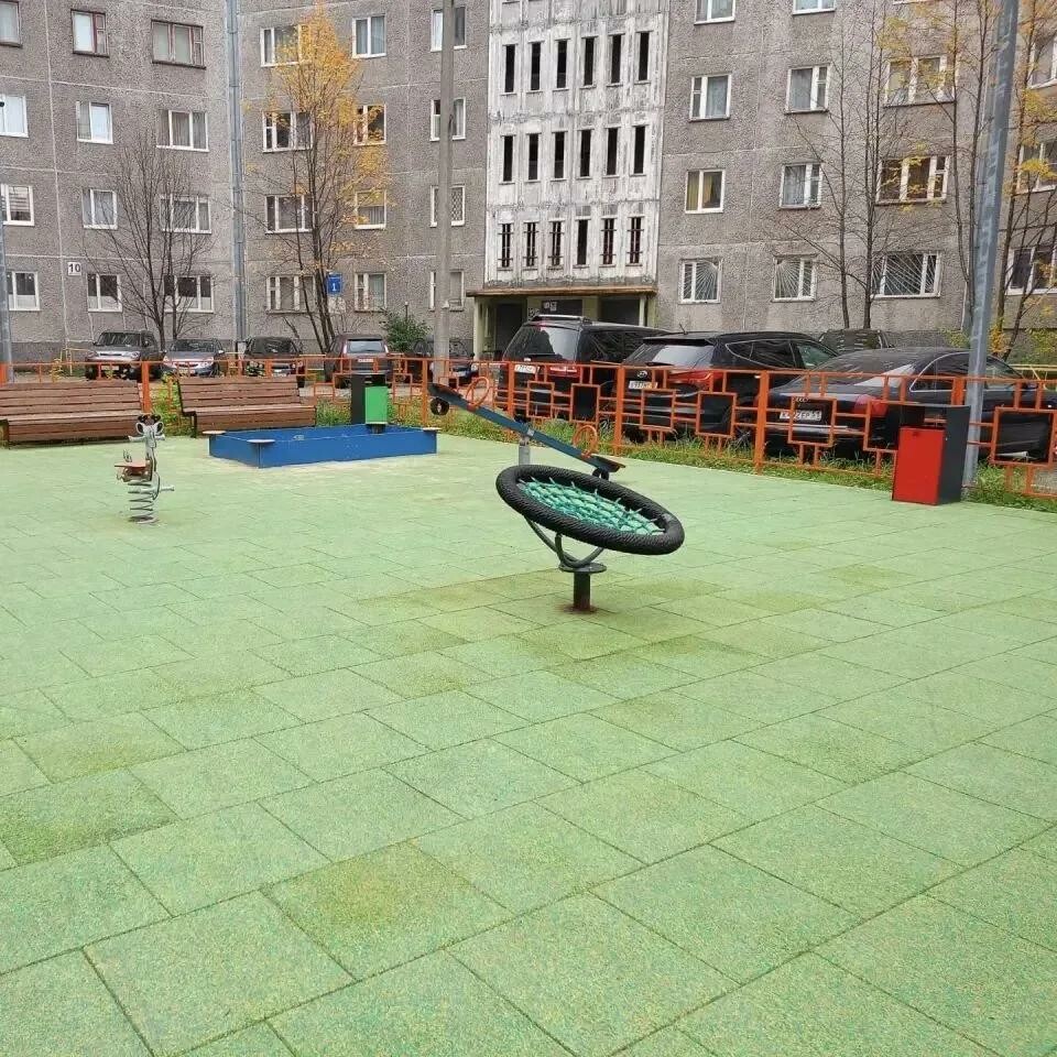 Иван Лебедев сообщил об ежедневной уборке детских площадок Мурманска