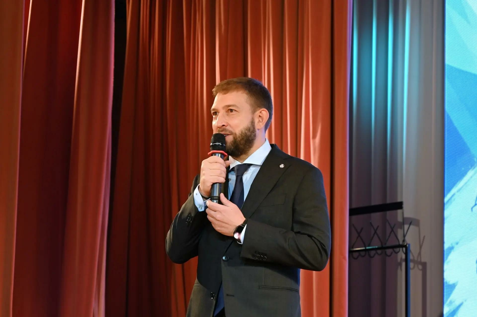 Ваньчков посетил церемонию посвящения гимназистов в «Орлята России» и «Движение Первых»