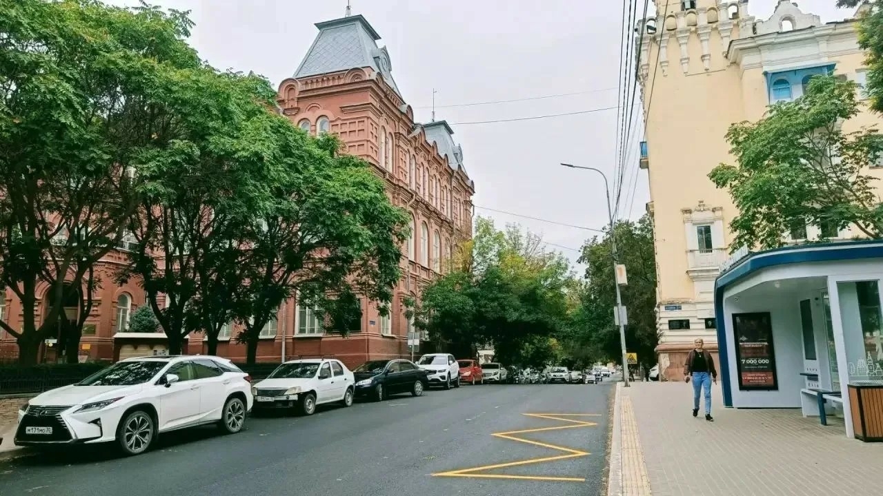 В Астрахани обновили дорогу и тротуары на Коммунистической