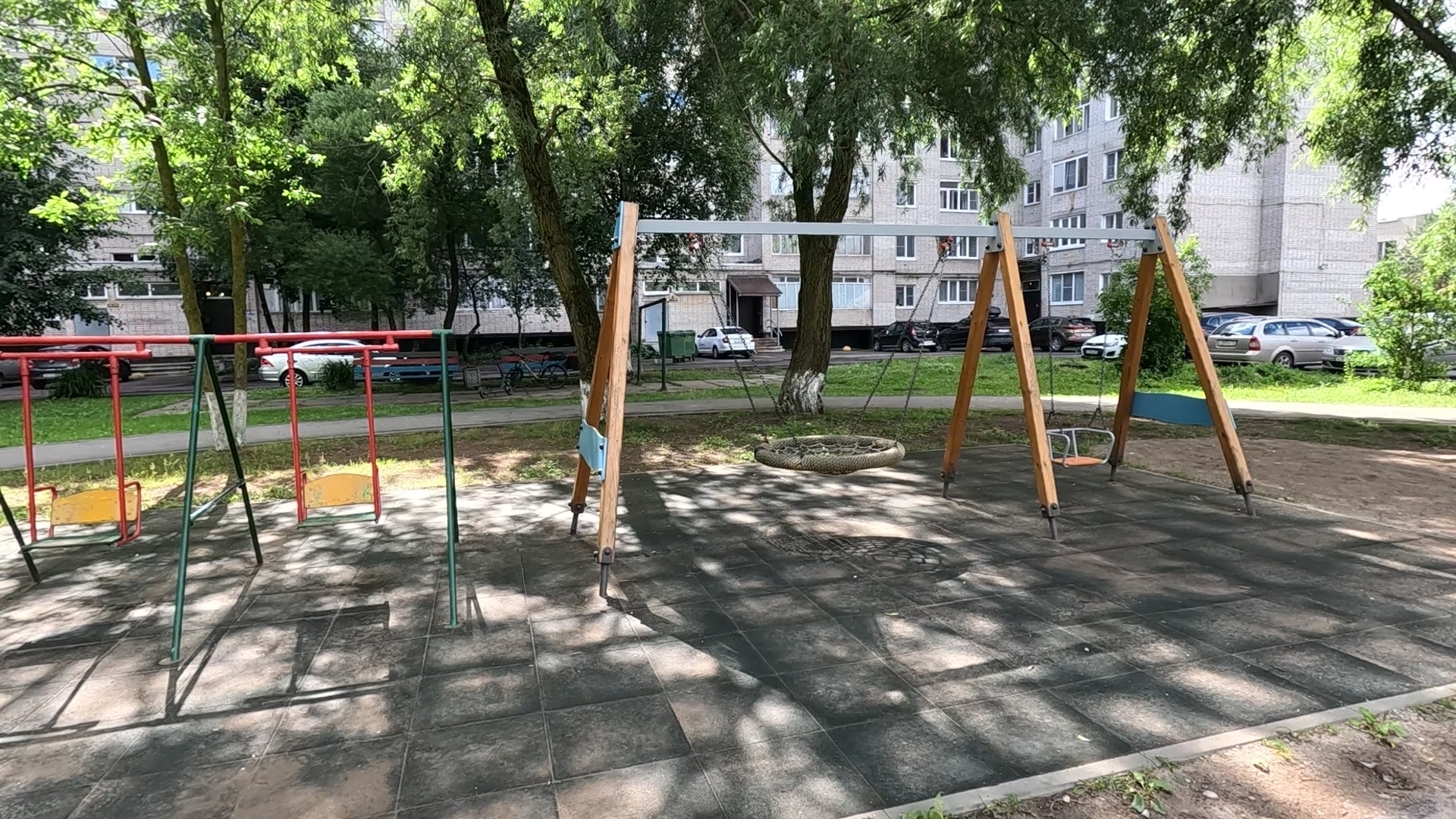 В Старой Руссе и Великом Новгороде благоустраивают дворовые территории