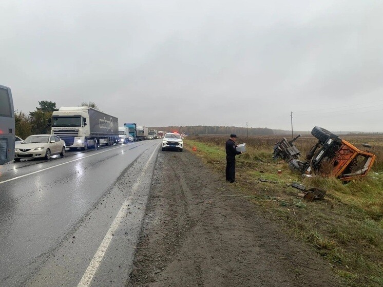 Лесовоз попал в ДТП на трассе М-12 под Екатеринбургом из-за оторвавшегося колеса
