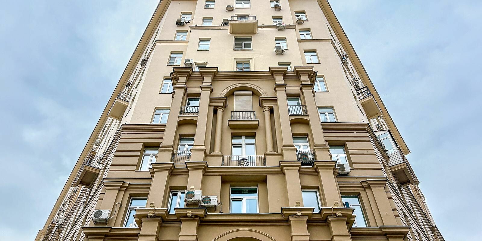 В Москве восстанавливают фасады семи домов с колоннами