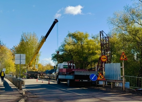 В Старой Руссе продолжаются работы по ремонту Соборного моста