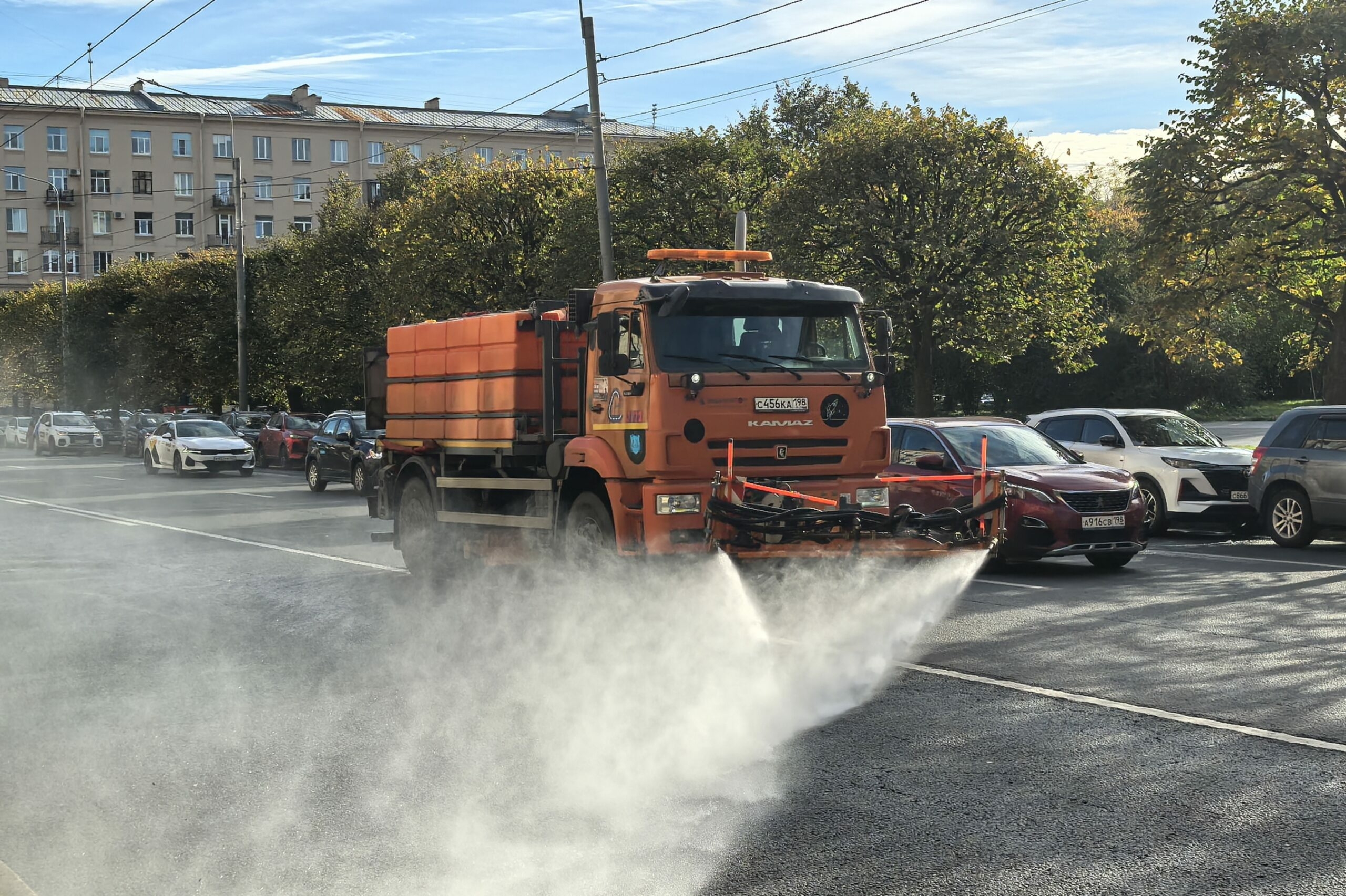 В Петербурге предприятия вышли на осенние работы по благоустройству города