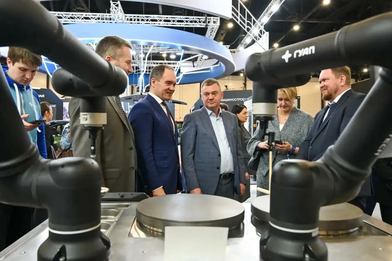 Поляков посетил Международный форум-выставку «Российский промышленник»