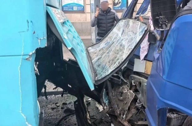В Петербурге грузовая «Газель» столкнулась с автобусом на проспекте Стачек