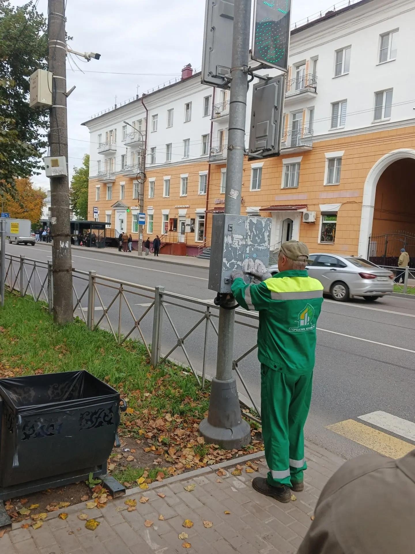 Коммунальщики убирают с улиц Великого Новгорода незаконно расклеенную рекламу