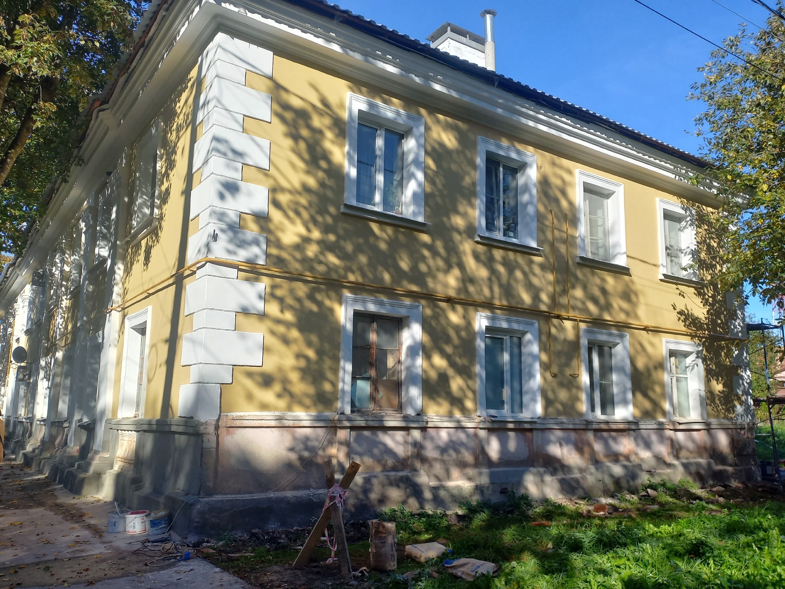 В Великом Новгороде дом №11 на Никольской улице ремонтируют четыре подрядчика